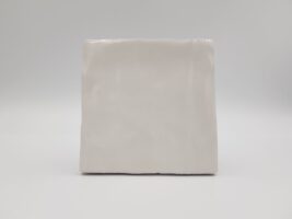 Płytki kwadratowe 10x10 - Harmony Riad white. Białe kafelki ceramiczne na ścianę z nierówną powierzchnią w połysku.