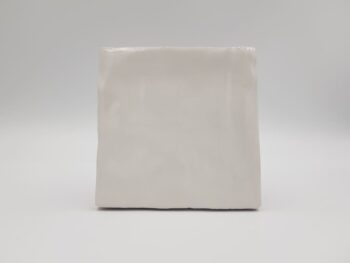 Płytki kwadratowe 10x10 - Harmony Riad white. Białe kafelki ceramiczne na ścianę z nierówną powierzchnią w połysku.