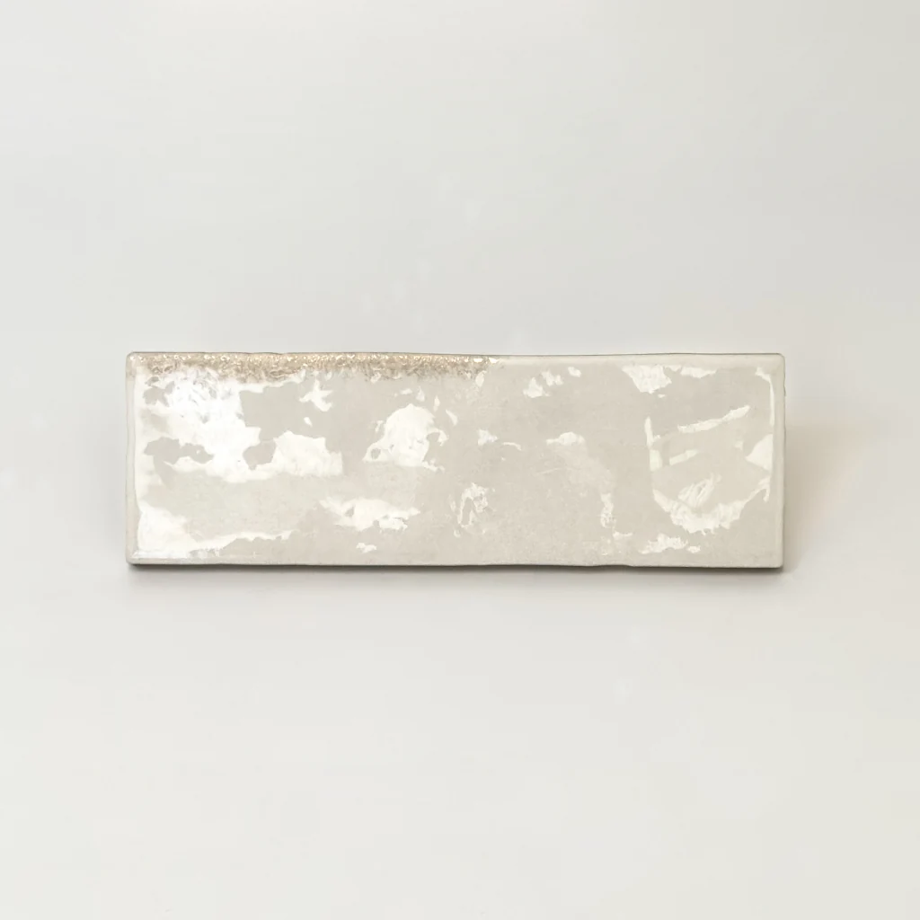 Białe płytki retro Natucer Lineage White 6,5x20. Cegiełki ceramiczne na ścianę z efektem postarzenia.