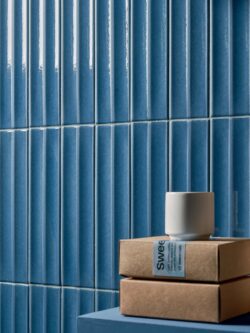 Małe płytki ścienne 3d niebieskie w połysku Marca Corona Miniature Rima Indigo 6X24