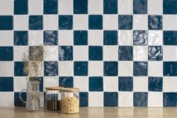 Niebieskie i białe płytki rustykalne, kuchenne na ścianie - Harmony Peronda Hana Blue i White 12x12 cm