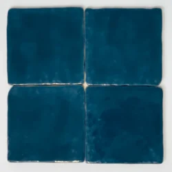 Niebieskie płytki rustykalne, ścienne - Harmony Peronda Hana Blue 12x12 cm. Kafelki z mocno nieregularnymi krawędziami i błyszczącą powierzchnią.