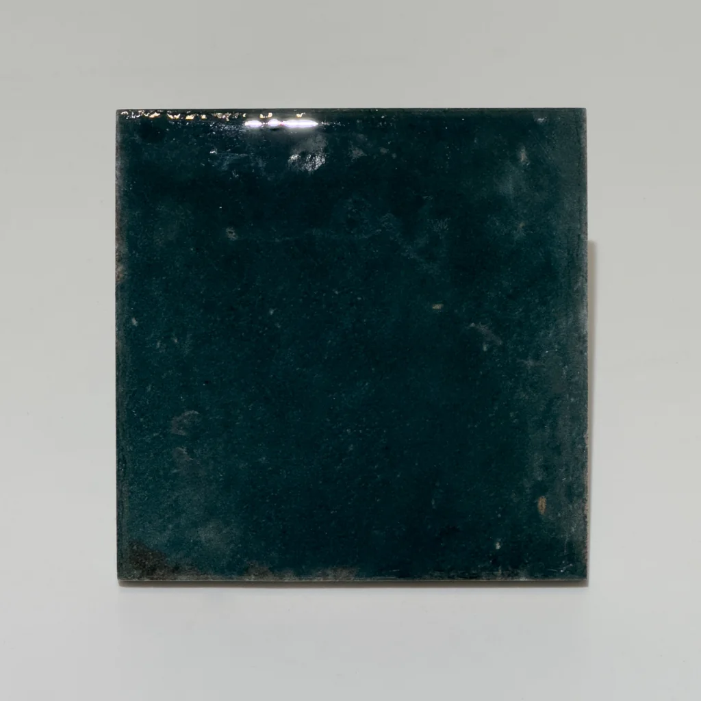 Płytki kwadratowe niebieskie na ścianie Marazzi Lume blue MQ80 10x10 cm