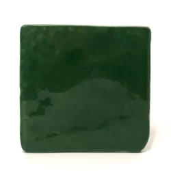 Zielone płytki rustykalne w połysku - Harmony Peronda Hana Green 12x12 cm. Kafelki o mocno nieregularnych, rzemieślniczych krawędziach.