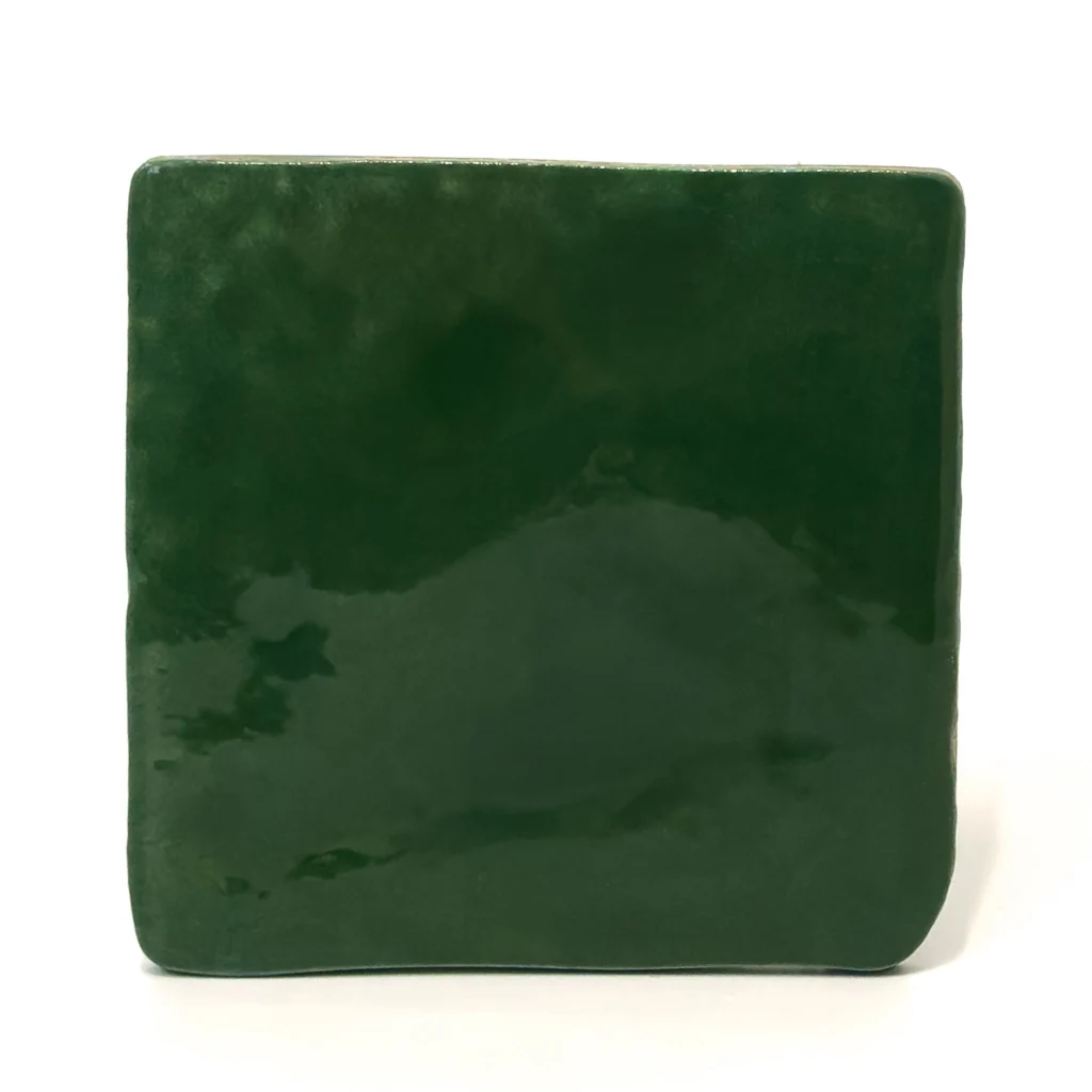 Zielone płytki rustykalne w połysku - Harmony Peronda Hana Green 12x12 cm. Kafelki o mocno nieregularnych, rzemieślniczych krawędziach.