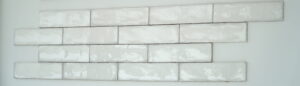 Białe płytki cegiełki na ścianie - Harmony California White (płytka bazowa) i Harmony Highland White (płytka dekoracyjna)