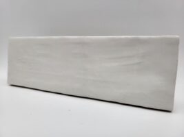 Białe kafelki do kuchni - Harmony RIAD WHITE 6,5×20 cm. Biała cegiełka ścienna w połyskującą, nierówną powierzchnią.