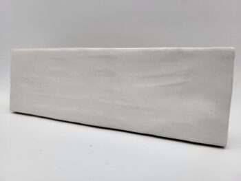 Białe kafelki do kuchni - Harmony RIAD WHITE 6,5×20 cm. Biała cegiełka ścienna w połyskującą, nierówną powierzchnią.