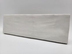 Białe kafelki do kuchni - Peronda Harmony RIAD WHITE 6,5×20 cm. Biała cegiełka ścienna w połyskującą, nierówną powierzchnią.