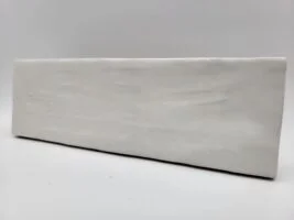 Białe kafelki do kuchni - Peronda Harmony RIAD WHITE 6,5×20 cm. Biała cegiełka ścienna w połyskującą, nierówną powierzchnią.