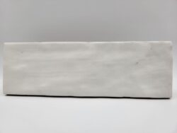 Białe matowe płytki do łazienki - Harmony SAHN WHITE 6,5x20 cm. Kafelki ceramiczne, cegiełki na ścianę z efektem rzemieślniczym - efekt ręcznie wykonanej ceramiki.