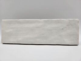 Białe matowe płytki do łazienki - Harmony SAHN WHITE 6,5x20 cm. Kafelki ceramiczne, cegiełki na ścianę z efektem rzemieślniczym - efekt ręcznie wykonanej ceramiki.