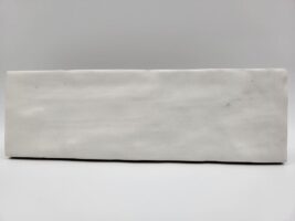 Białe matowe płytki do łazienki - Peronda Harmony SAHN WHITE 6,5×20 cm. Kafelki ceramiczne, cegiełki na ścianę z efektem rzemieślniczym - efekt ręcznie wykonanej ceramiki.