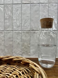 Białe płytki do kuchni - Harmony RIAD WHITE 6,5x20. Kafelki w białym kolorze z niejednorodną, błyszczącą powierzchnią w formacie cegiełki.