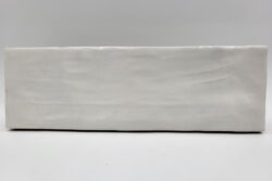 Białe płytki do kuchni - Harmony RIAD WHITE 6,5×20 cm. Małe błyszczące płytki z niesamowitą powierzchnią, która wygląda na ręcznie robioną.