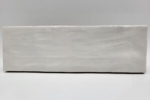 Białe płytki do kuchni - Harmony RIAD WHITE 6,5×20 cm. Małe błyszczące płytki z niesamowitą powierzchnią, która wygląda na ręcznie robioną.