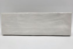 Białe płytki do kuchni - Peronda Harmony RIAD WHITE 6,5×20 cm. Małe błyszczące płytki z niesamowitą powierzchnią, która wygląda na ręcznie robioną.