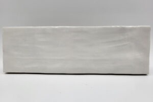 Białe płytki do kuchni - Peronda Harmony RIAD WHITE 6,5×20 cm. Małe błyszczące płytki z niesamowitą powierzchnią, która wygląda na ręcznie robioną.