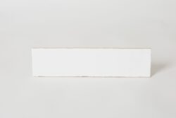 Białe płytki matowe na ścianę do kuchni, łazienki, Peronda Harmony Poitiers White W/MATT/30. Klasyczne kafelki cegiełki w formacie 7.5x30cm z nieregularnymi krawędziami w kolorze białym.