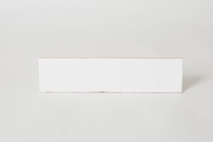 Białe płytki matowe na ścianę do kuchni, łazienki, Peronda Harmony Poitiers White W/MATT/30. Klasyczne kafelki cegiełki w formacie 7.5x30cm z nieregularnymi krawędziami w kolorze białym.