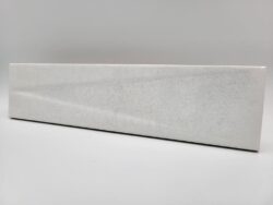 Białe płytki ozdobne - Harmony Bari White Decor 6x24,6 cm. Dekor ceramiczny, trójwymiarowy z błyszczącą powierzchnią na ścianę w małym formacie cegiełki.