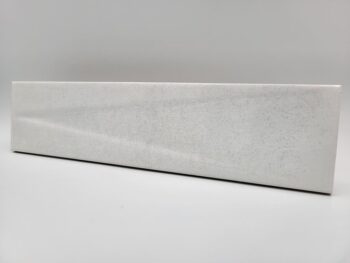 Białe płytki ozdobne - Harmony Bari White Decor 6x24,6 cm. Dekor ceramiczny, trójwymiarowy z błyszczącą powierzchnią na ścianę w małym formacie cegiełki.