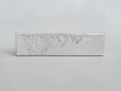 Białe płytki z wżerami oraz błyszczącą powierzchnią - Natucer Arches White 6,2x25cm