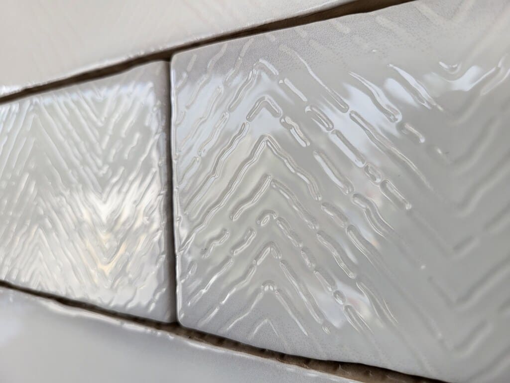 Unikalne, białe płytki cegiełki, jodełka - Peronda Harmony Highland White 7.5x30cm. Hiszpańskie kafelki ścienne, 3D z oryginalnym wzorem chevron.