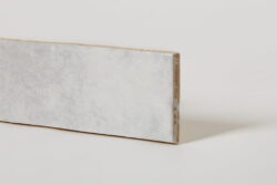 Glazura biała cegiełka, inspirowana zorzą polarną z delikatnymi przebarwieniami i nierówną powierzchnią, Peronda Harmony Dyroy white 6.5x20cm. Kafelki ścienne, nierektyfikowane do łazienki, kuchni.