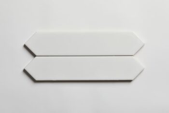 Małe białe kafelki - Equipe Arrow Pure White 5x25 cm. Płytki cegiełki heksagony na ścianę z błyszczącą powierzchnią. Hiszpańskie płytki łazienkowe.