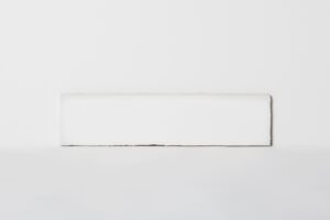 Hiszpańska, klasyczna płytka biała cegiełka z nieregularnymi krawędziami i błyszczącą powierzchnią, Peronda Harmony California White 7.5x30cm.
