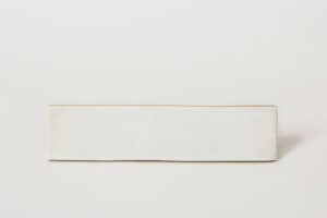 Hiszpańska płytka biała cegiełka na ścianę w małym formacie 6x25cm - Peronda Harmony SUNSET WHITE 6x25cm. Kafelki delikatnie postarzane z nieregularna powierzchnią w połysku.