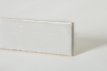 Płytka cegiełka biała połysk z abstrakcyjnym wzorem na powierzchni, Peronda Harmony Pasadena White 7.5x30cm. Wzór na płytce występuje w 8 wersjach, na zdjęciu jeden wariant.