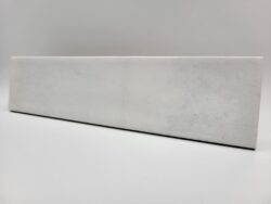 Płytka cegiełka biała połysk - Harmony Bari White 6x24,6 cm. Kafelka cegiełka do łazienki lub kuchni na ścianę z widocznymi ciemnymi przetarciami.