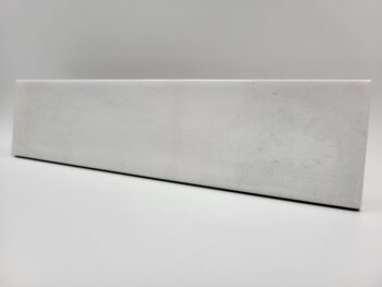 Płytka cegiełka biała połysk - Harmony Bari White 6x24,6 cm. Kafelka cegiełka do łazienki lub kuchni na ścianę z widocznymi ciemnymi przetarciami.