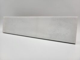 Płytka cegiełka biała połysk - Peronda Harmony Bari White 6×24,6 cm. Kafelka cegiełka do łazienki lub kuchni na ścianę z widocznymi ciemnymi przetarciami.