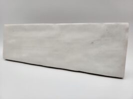 Płytki białe matowe - Harmony SAHN WHITE 6,5x20 cm. Hiszpańskie cegiełki ścienne do kuchni lub łazienki z powierzchnią przypominającą ręcznie wykonane kafelki ceramiczne.