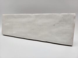 Płytki białe matowe - Peronda Harmony SAHN WHITE 6,5×20 cm. Hiszpańskie cegiełki ścienne do kuchni lub łazienki z powierzchnią przypominającą ręcznie wykonane kafelki ceramiczne.