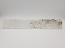Płytki białe, satynowe, rdza- Natucer Cool White 5x30cm. Kafelki metalizowane z efektem rdzy i satynową, gładka powierzchnią.