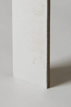 Płytki biało - szare do kuchni - Marazzi Lume Off White lx MA9P 6x24 cm. Płytki cegiełki na ścianę i podłogę z połyskiem, idealne jako fartuch między meblami w kuchni.