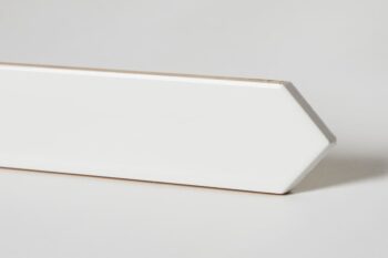 Płytki ścienne białe - Equipe Arrow Pure White 5x25 cm. Hiszpańskie, małe kafelki ceramiczne w podłużnym, heksagonalnym formacie na ścianę.