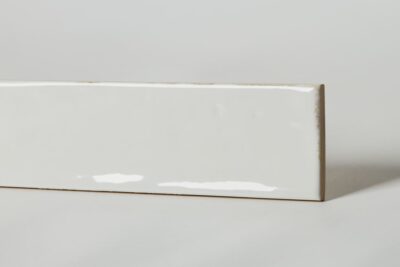 Płytki ścienne cegiełka biała - Mykonos Mallorca Yebala White 7,5x30cm. Błyszczące kafelki ścienne, postarzane z nieregularną powierzchnią.
