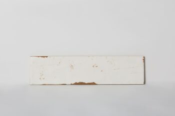 Białe płytki w stylu retro, Peronda Harmony Uptown Plain 7,5x30cm. Płyta wygląda jak malowane białą farbą drewno. Kafelki w starym stylu na ścianę do kuchni lub łazienki.
