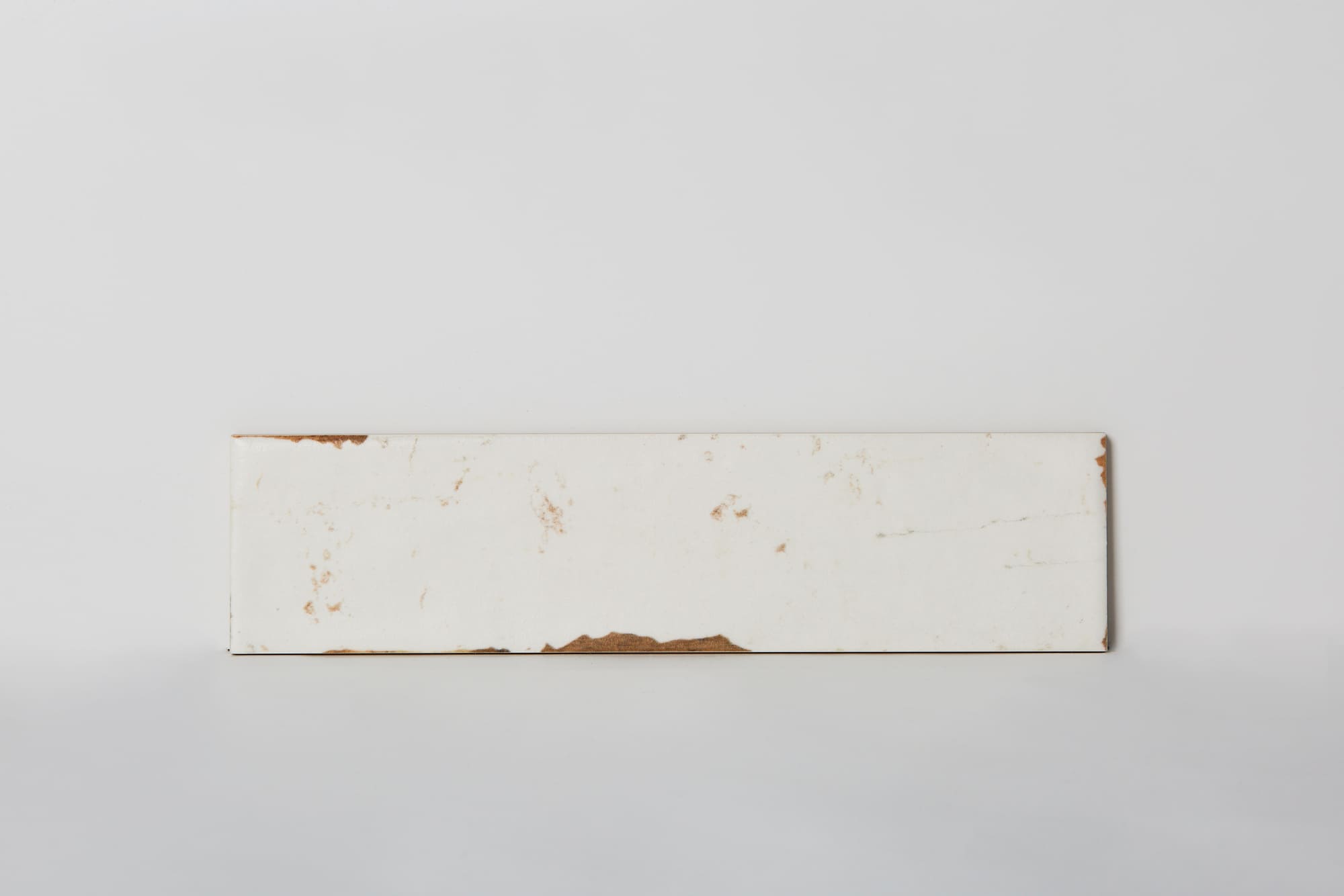 Białe płytki w stylu retro, Peronda Harmony Uptown Plain 7,5x30cm. Płyta wygląda jak malowane białą farbą drewno. Kafelki w starym stylu na ścianę do kuchni lub łazienki.