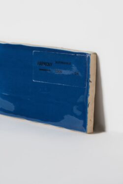 Niebieskie kafelki na ścianę - Harmony California Blue 7.5x30cm. Płytki ceramiczne w podłużnym kształcie i lekko pofalowanej błyszczącej powierzchni do łazienki lub kuchni.