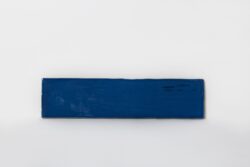 Niebieskie płytki łazienkowe na ścianę - Harmony California Blue. Płytki w małym formacie cegiełki 7.5x30cm z błyszczącą powierzchnią i nierektyfikowanymi krawędziami.