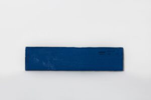 Niebieskie płytki łazienkowe na ścianę - Harmony California Blue. Płytki w małym formacie cegiełki 7.5x30cm z błyszczącą powierzchnią i nierektyfikowanymi krawędziami.