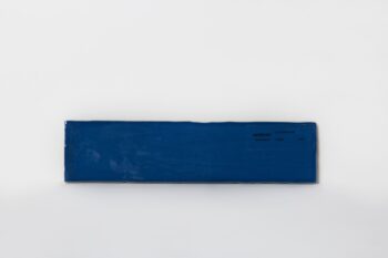 Niebieskie płytki łazienkowe na ścianę - Harmony California Blue. Płytki w małym formacie cegiełki 7.5x30cm z błyszczącą powierzchnią i nierektyfikowanymi krawędziami.