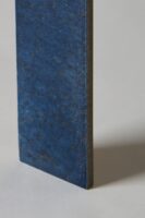 Niebieskie płytki ścienne - Marazzi Lume China lx MA9L 6x24 cm. Włoskie płytki ceramiczne w małym formacie, vintage z rdzawymi plamkami i błyszcząca powierzchnią.