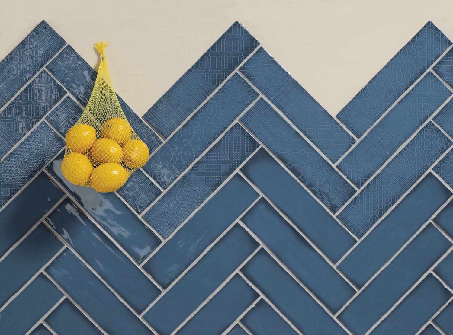 Płytki dekoracyjne do kuchni - Peronda Harmony Pasadena Blue 7.5x30cm. Kafelki ścienne, ozdobne ze wzorem występującym w ośmiu wariantach na powierzchni błyszczącej płytki.